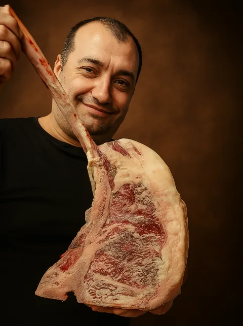 Arti, fundador de Restaurante Arco, sosteniendo un chuletón madurado