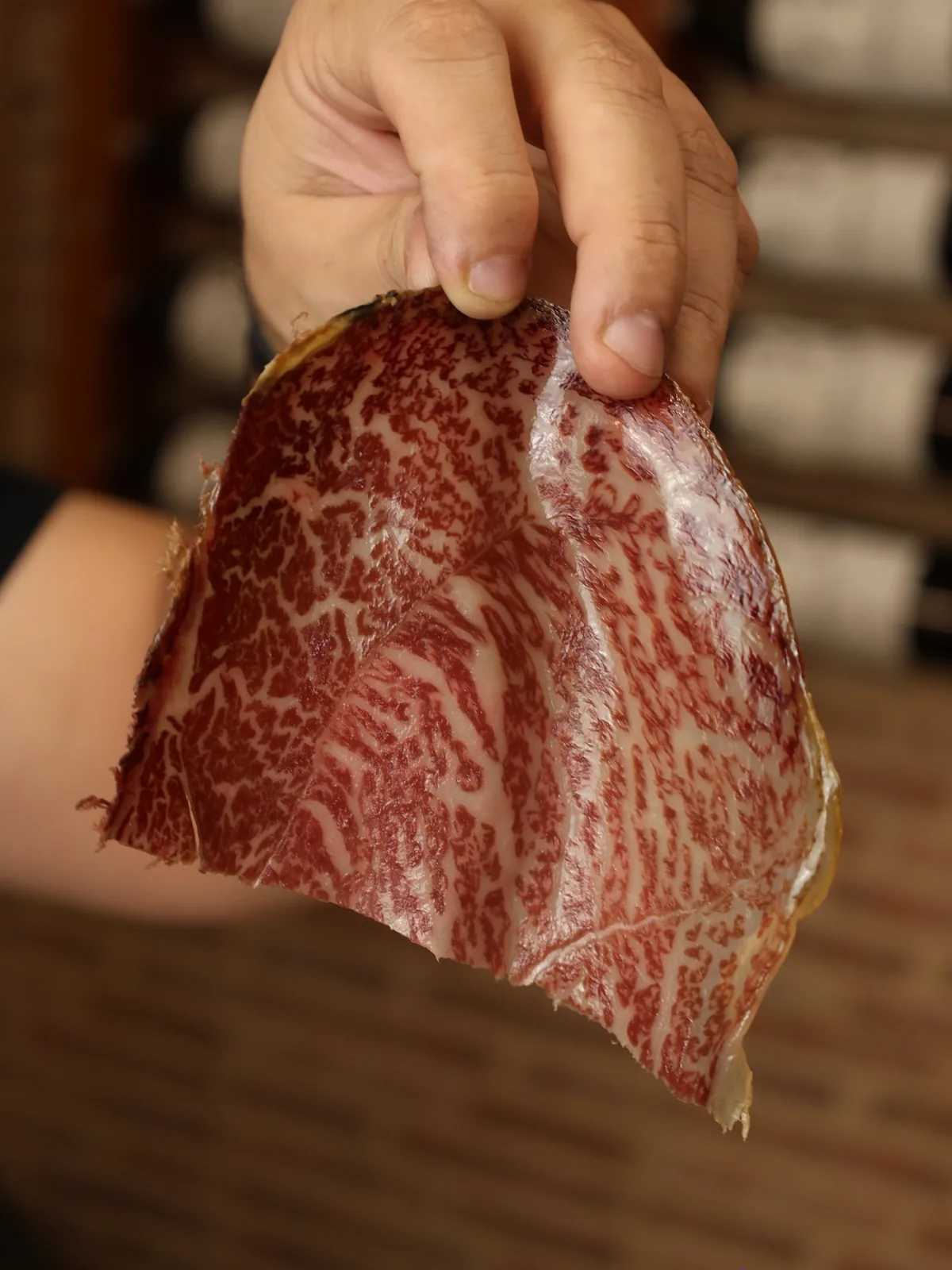 Loncha de cecina de Wagyu al trasluz