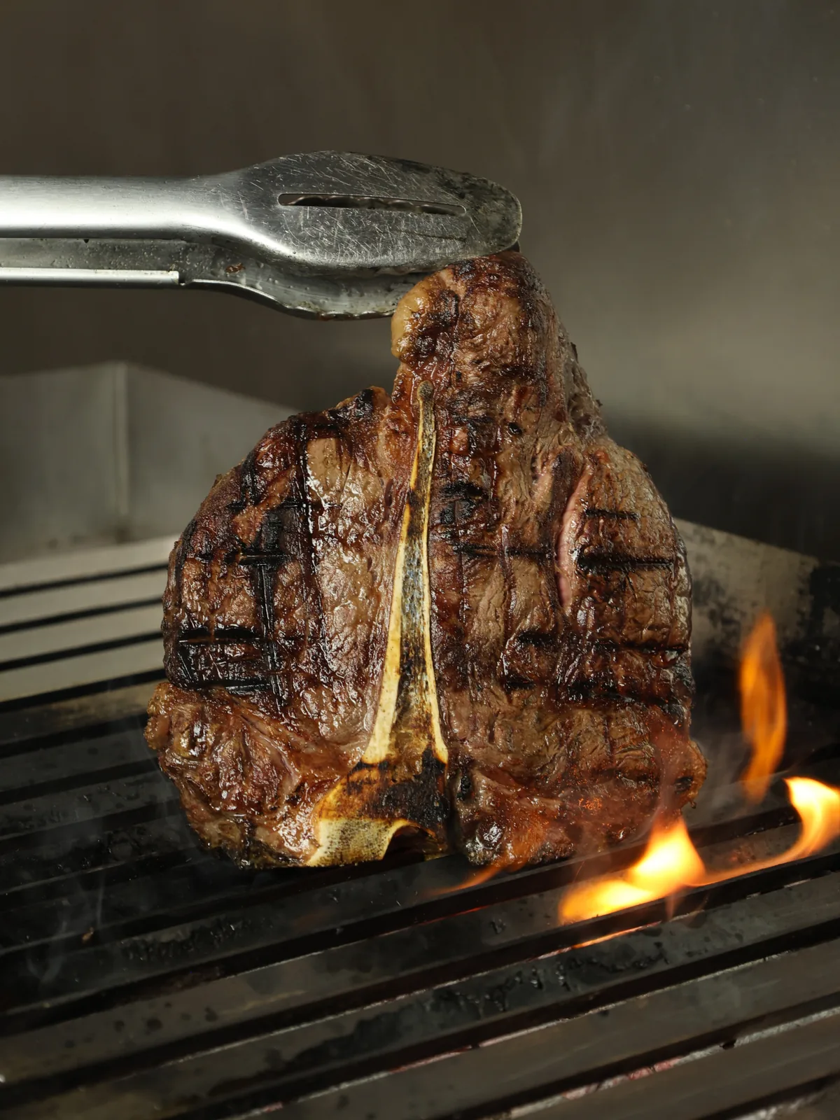 Chuletón sobre la brasa de encina