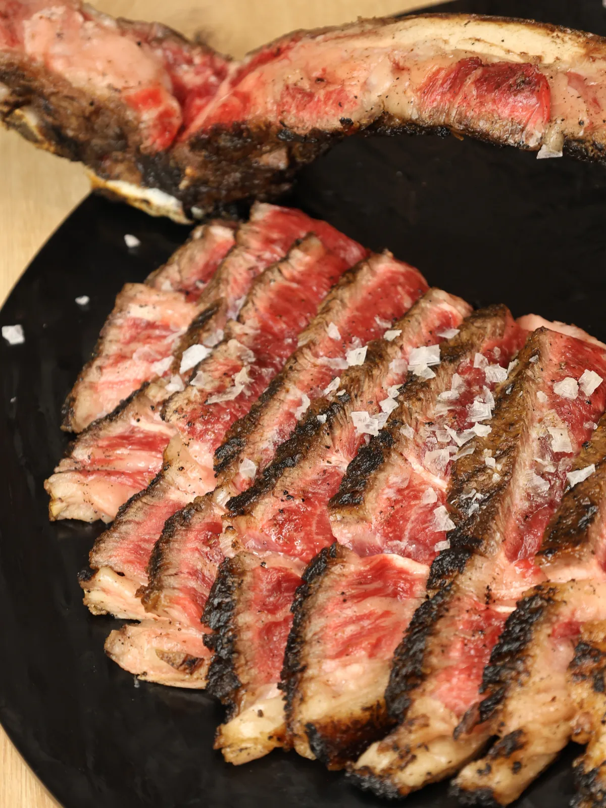 Chuletón laminado con escamas de sal