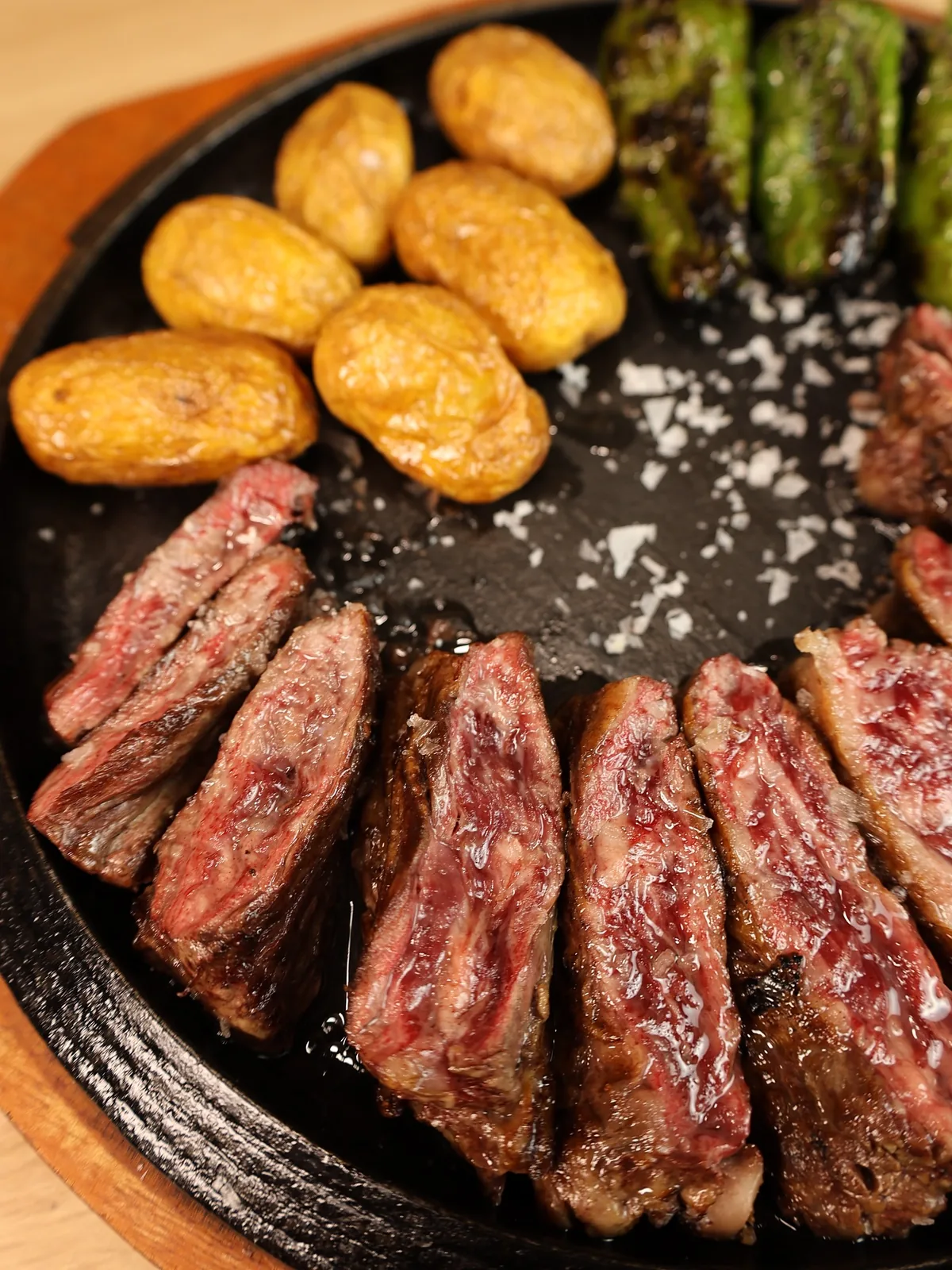Chuletón laminado con patatas y pimientos